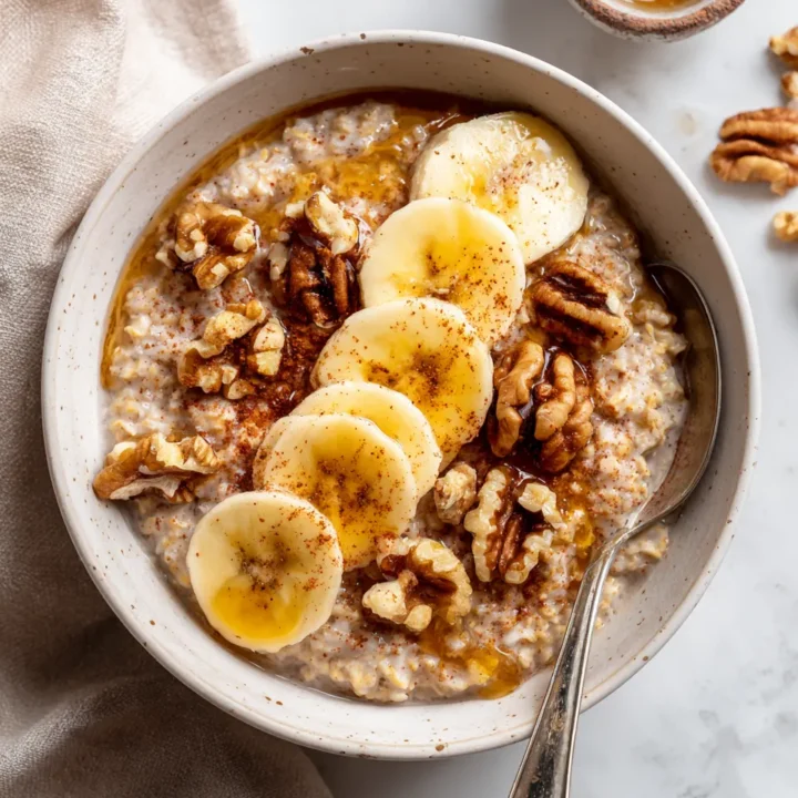 Disfruta de Avena con Plátanos y Nueces Deliciosa avena con plátanos y nueces, ideal para un desayuno reconfortante y nutritivo.