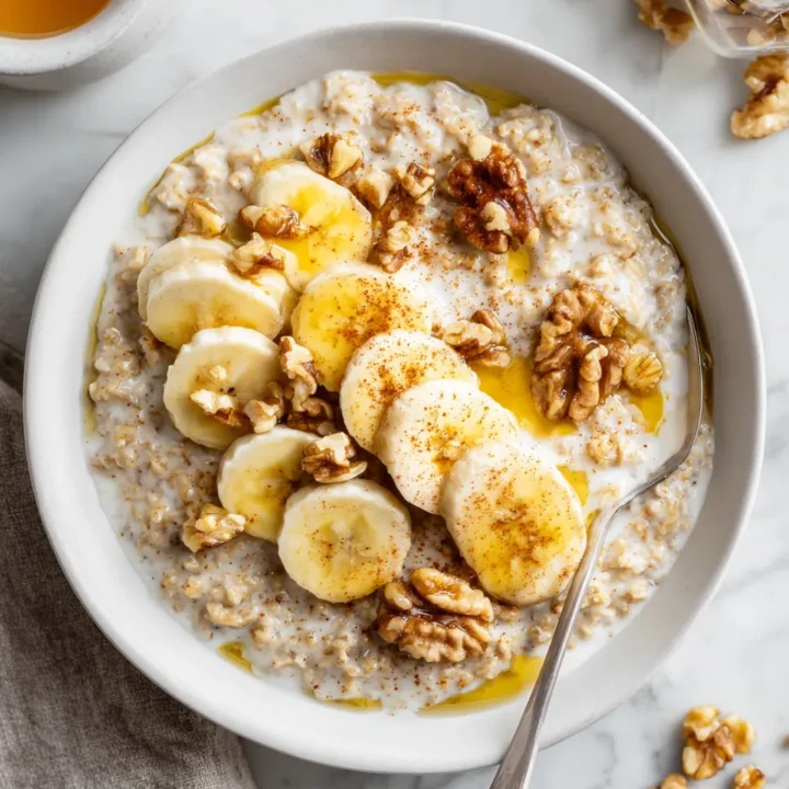 Disfruta de Avena con Plátanos y Nueces Deliciosa avena con plátanos y nueces, ideal para un desayuno reconfortante y nutritivo.