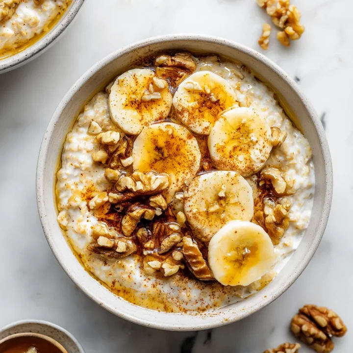 Disfruta de Avena con Plátanos y Nueces Deliciosa avena con plátanos y nueces, ideal para un desayuno reconfortante y nutritivo.