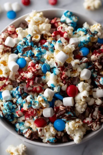 Receta fácil de mezcla de palomitas patrióticas para celebraciones, ideal para compartir en familia y amigos.