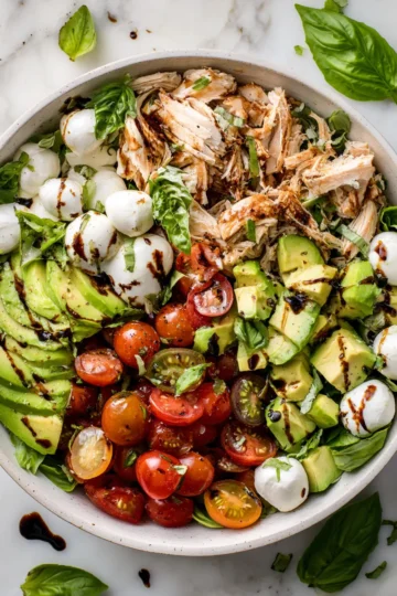 Ensalada de pollo y aguacate caprese fresca y deliciosa para el verano