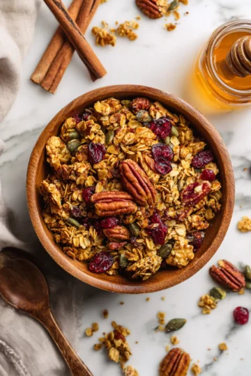 Granola casera con nuez pecana, avena y jarabe de arce, ideal para desayunos y snacks saludables.