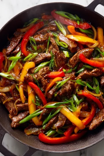 Salteado de carne de res con verduras frescas, receta rápida y sabrosa para toda la familia, ideal para cenas en otoño.