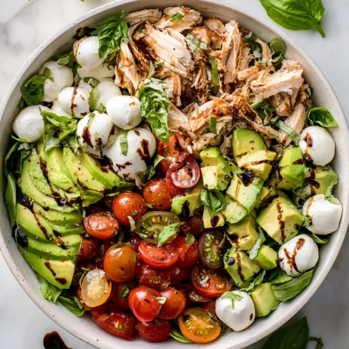 Ensalada de pollo y aguacate caprese fresca y deliciosa para el verano