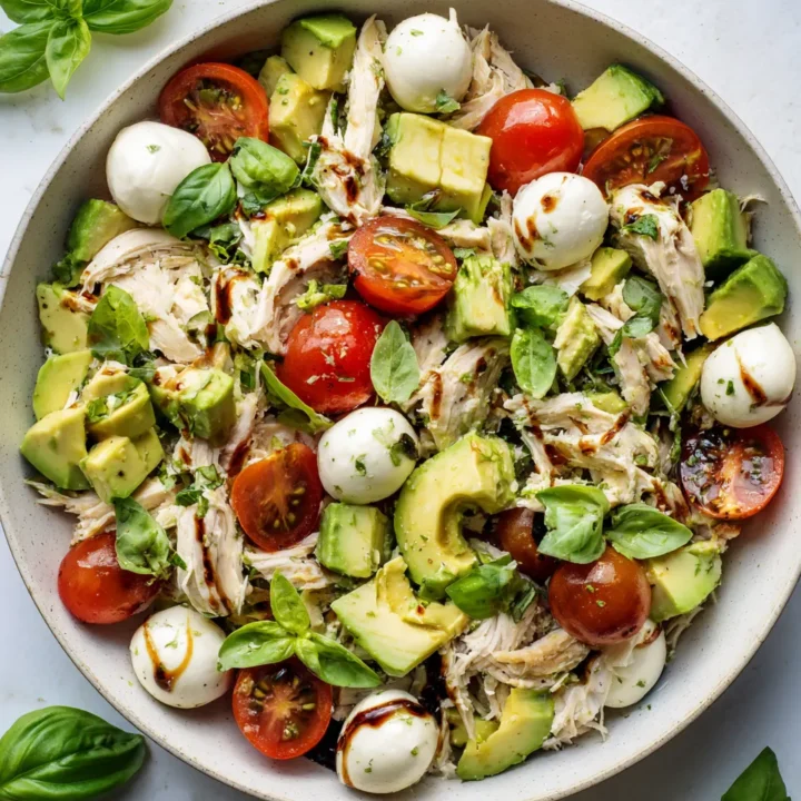 Ensalada de pollo y aguacate caprese fresca y deliciosa para el verano