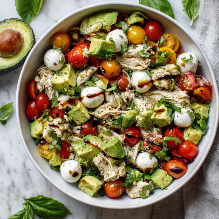 Ensalada de pollo y aguacate caprese fresca y deliciosa para el verano