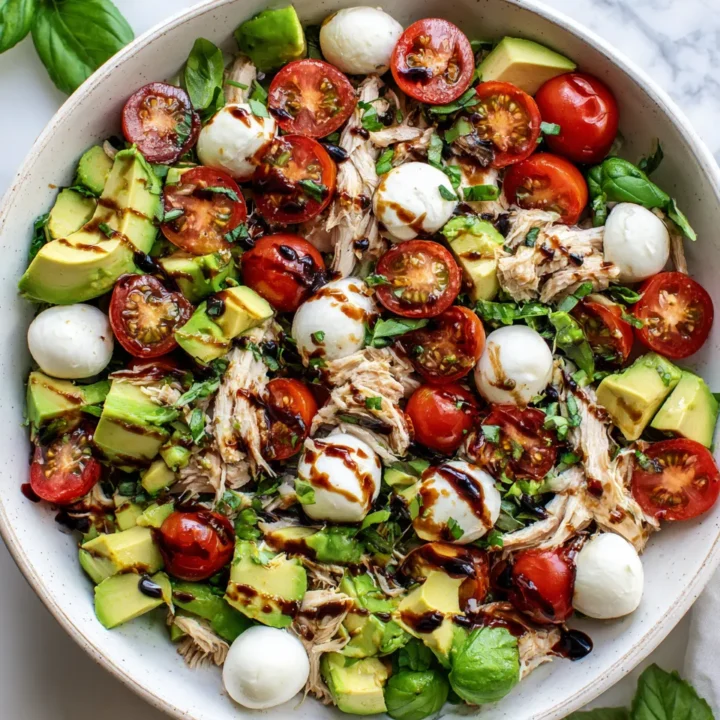 Ensalada de pollo y aguacate caprese fresca y deliciosa para el verano