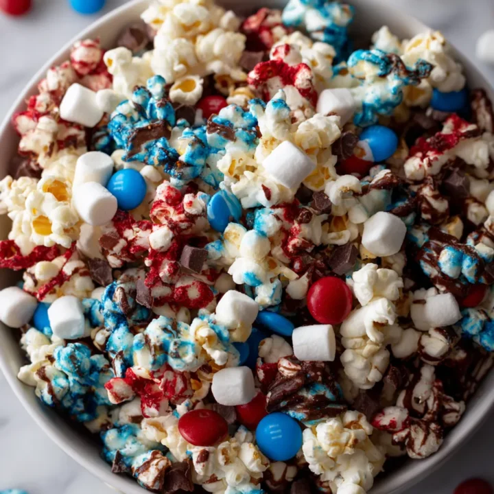 Receta fácil de mezcla de palomitas patrióticas para celebraciones, ideal para compartir en familia y amigos.