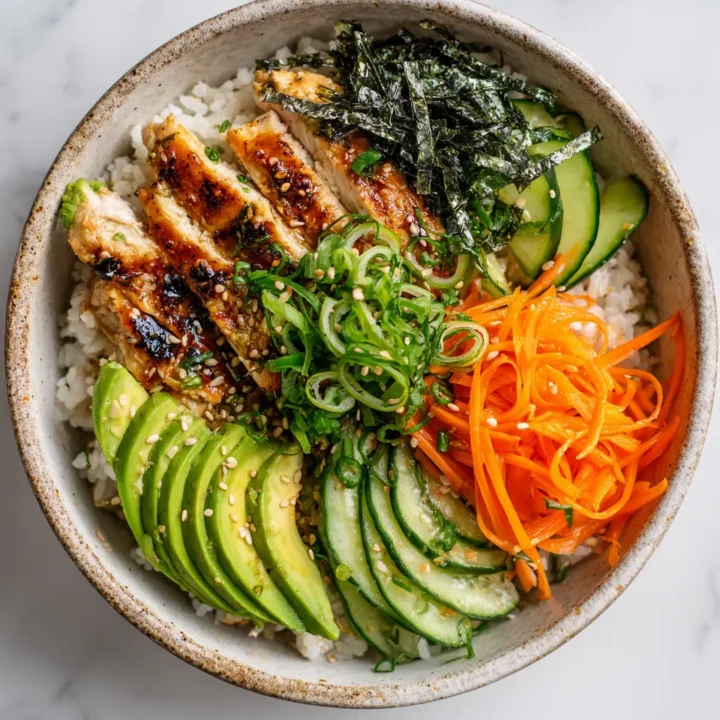 Tazones de Sushi de Pollo frescos y vibrantes perfectos para el verano