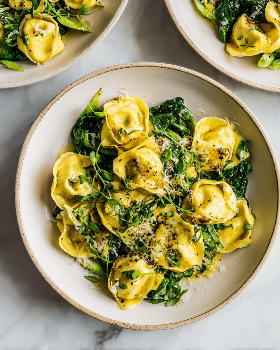 Receta rápida y fácil de tortellini al limón con espinacas, ideal para cenas familiares. Preparación sencilla y sabores frescos.